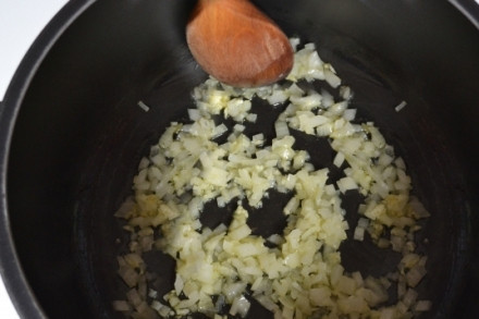 1. Этап. Тефтельки из говяжьего фарша с сыром в томатном соусе: Чистим лук, чеснок и мелко нарезаем их. Затем обжариваем на растительном масле в глубокой кастрюле до прозрачности лука.