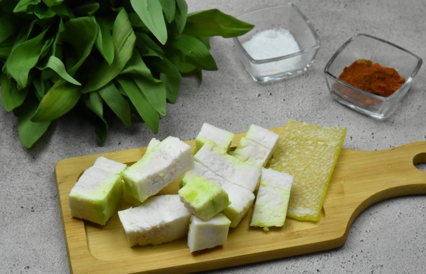 1. Этап. Черемша с салом на зиму: Сало освободите от кожуры и нарежьте на кусочки. Перед приготовлением подморозьте сало, так его будет легче измельчить.