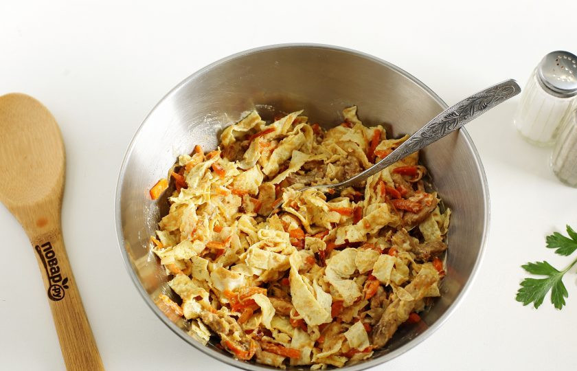 1. Этап. Салат Днепровский: Заправьте салат майонезом и хорошо перемешайте. Салат 