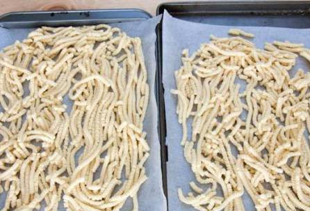 1. Этап. Печенье Муравейник: Выкладываем в один слой перекрученное тесто на противень, застеленный бумагой для выпечки. Отправляем в нагретую до 180 градусов духовку выпекаться до красивого золотистого цвета.