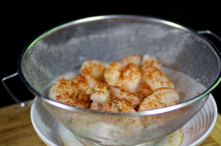 1. Этап. Креветки под соусом: 2. Замороженные креветки ошпарить кипятком и выложить в дуршлаг. Добавить щепотку соли, перца и паприки.