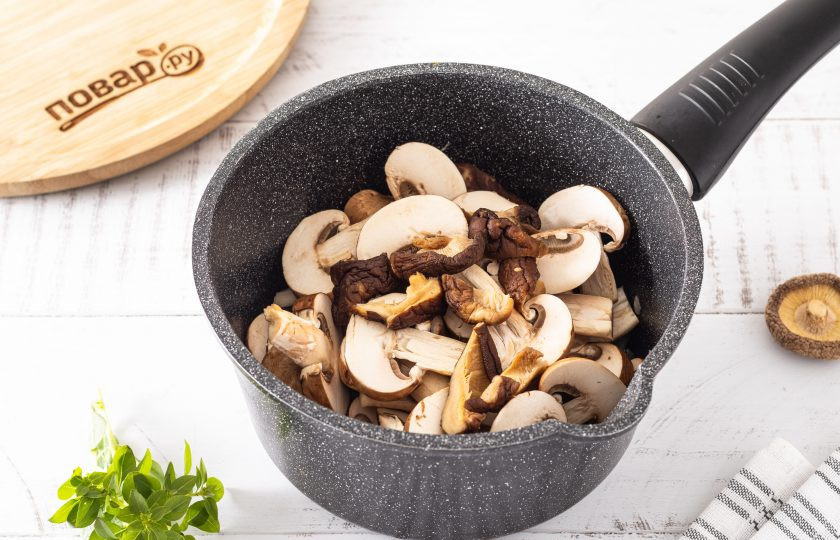 1. Этап. Грибной суп на кокосовом молоке: Шампиньоны и шиитаке нарежьте пластинами. Добавьте в кастрюлю, влейте соевый соус и тушите на средне-высоком огне под закрытой крышкой около 10 минут. Периодически помешивайте.