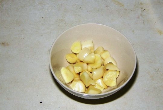 1. Этап. Капуста, маринованная по-армянски: Очистите и разрежьте чеснок на 2-3 части.