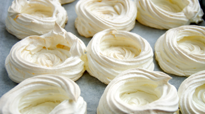 1. Этап. Безе с ягодами: Выпекаем безе в духовке на протяжении 10 минут, температура — 150 градусов. Затем уменьшаем температуру до 100 градусов и запекаем еще 40 минут до красивого кремового цвета.