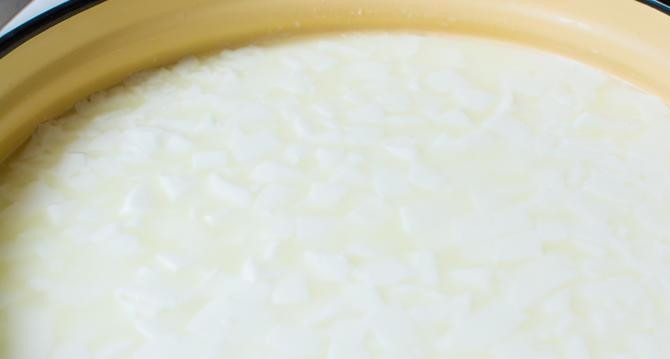 1. Этап. Сыр Маасдам: После добавьте кальций и фермент. Масса должна стать более твёрдой - нарежьте её маленькими кубиками.