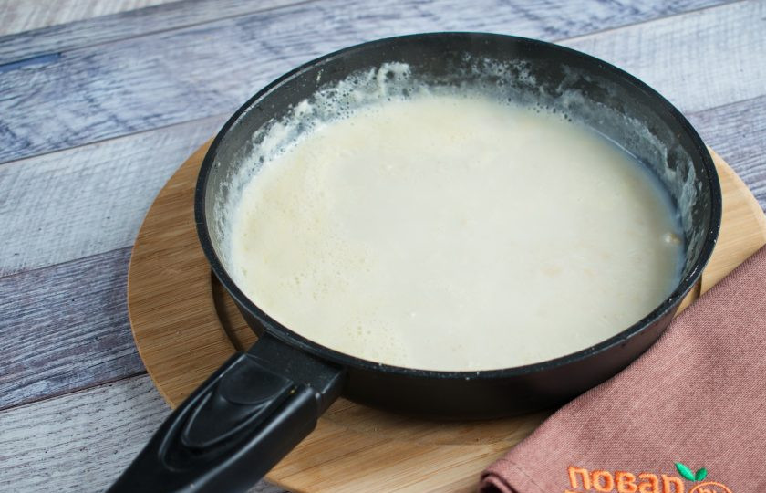 1. Этап. Шведские фрикадельки с кремовым соусом: Влейте горячий бульон, посолите по вкусу, тщательно перемешайте венчиком до однородности. Готовьте до загустения. Влейте сливки, доведите до кипения.