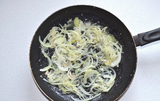 1. Этап. Толстолобик в томатном соусе: Сняв рыбу со сковороды, отправьте туда лук и обжарьте до прозрачности.