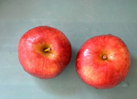 1. Этап. Пирог из овсянки: 1. Вымойте яблоки, разрежьте каждое пополам и удалите сердцевину, а также хвостики. Нарежьте яблоки небольшими кусочками или кубиками.