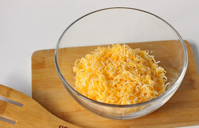 1. Этап. Галушки с сыром: Сыр натрите на мелкой терке.