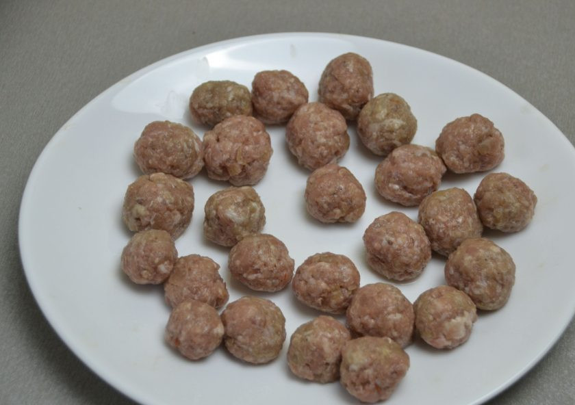 1. Этап. Овощной суп с гречкой: Если вы варите не постный суп, то приготовьте фрикадельки.