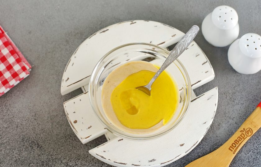 1. Этап. Вкусный маринад для шашлыка из курицы: Добавьте оливковое масло и снова все хорошо перемешайте.