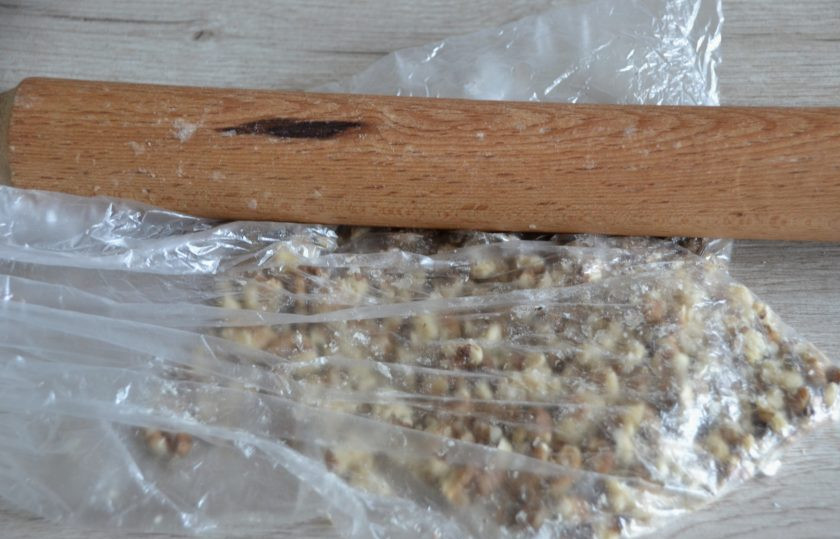 1. Этап. Морковный торт с вишней: Измельчите ядра грецких орехов, но не слишком мелко, чтобы чувствовались кусочки орехов. Это можно сделать, переложив орехи в пакет, и измельчив их скалкой.