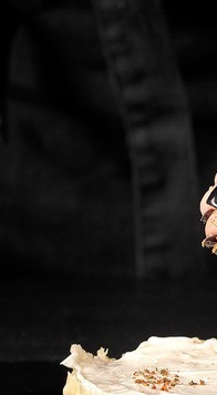 1. Этап. Острый бургер с куриной котлетой: Посыпать острой смесью.