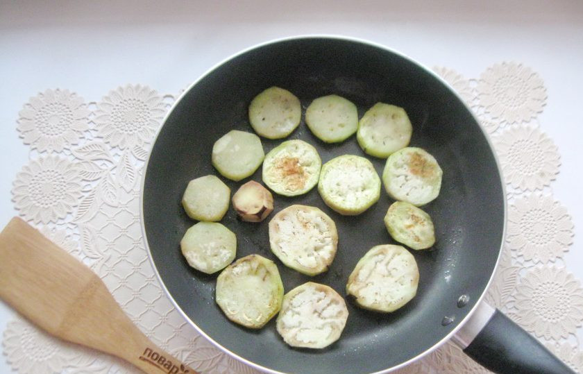 1. Этап. Мясные котлеты с баклажанами: Обжарьте баклажаны в сковороде с обеих сторон, но не до коричневой корочки.