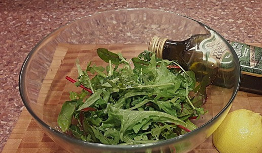 1. Этап. Салат из запеченной свеклы для влюбленных: В емкости смешиваем оливковое масло с лимонным соком, добавим мелко нарезанный зубчик чеснока. Выкладываем в заправку листья салата (у меня в упаковке зелень мытая и просушенная). Легонько перемешиваем.