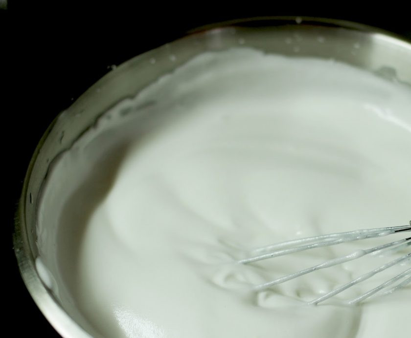 1. Этап. Корзинки с белковым кремом: 9. Влейте тонкой струей сироп во взбитые белки и продолжайте взбивать до тех пор, пока крем не станет наматываться на насадки миксера.