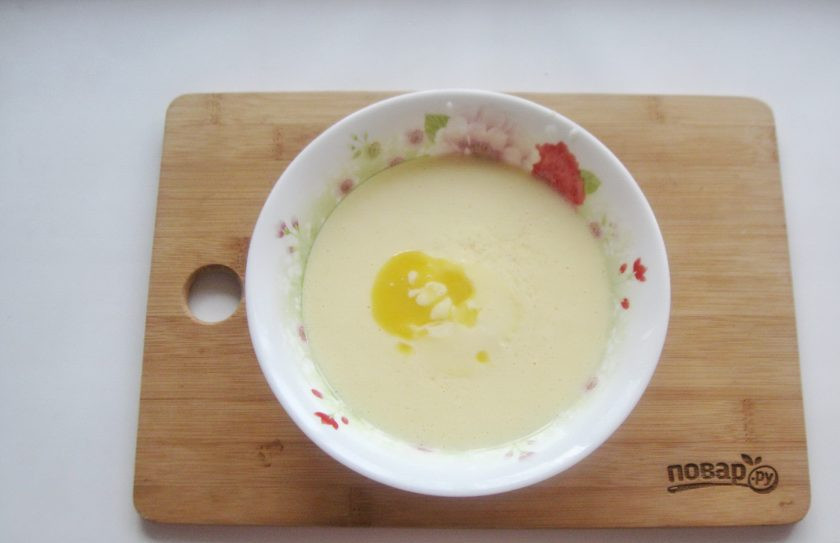 1. Этап. Вафли на простокваше: Перемешайте яйцо, сахар, простоквашу и соду. Добавьте растопленное сливочное масло.