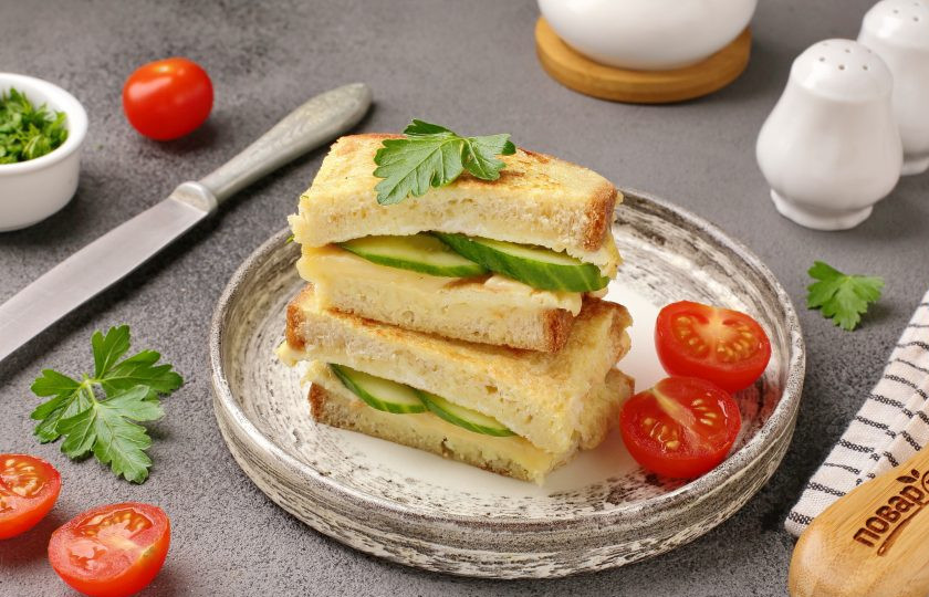 1. Этап. Сэндвич с французским омлетом: Сэндвич с французским омлетом готов. Я добавила свежие огурчики, но можно добавить любые другие овощи по желанию или просто вложить листик салата. Приятного аппетита!