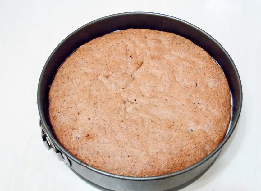 1. Этап. Торт с шоколадной крошкой: Выложите верхний слой бисквита и прижмите. Уберите в холодильник на один час.