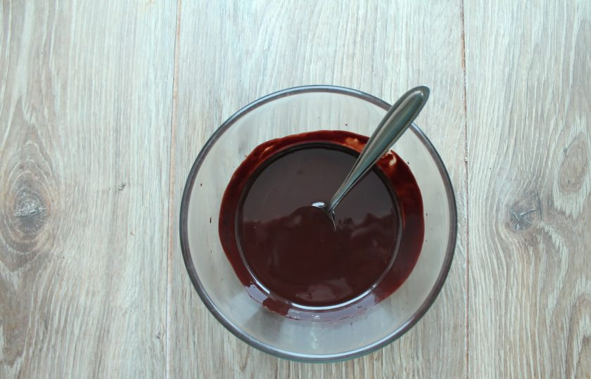 1. Этап. Клюква в шоколаде: Шоколад измельчите и выложите в миску. Добавьте сливочное масло и растопите на водяной бане до однородной массы. Снимите с бани и остудите до теплого состояния.