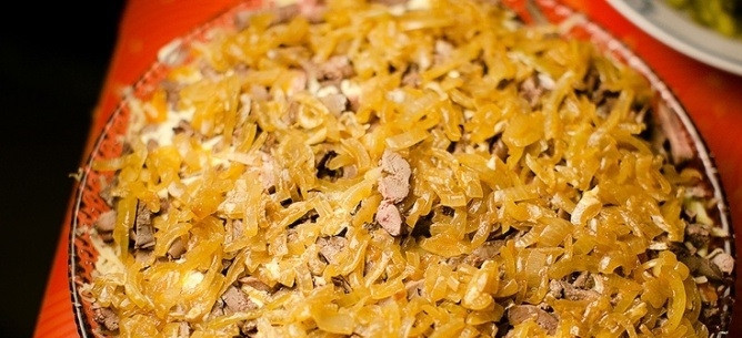 1. Этап. Слоеный салат с печенью: 14. Оставшимися продуктами заполняю салатник в той же последовательности. Отправляю салат на несколько часов в холодильник.