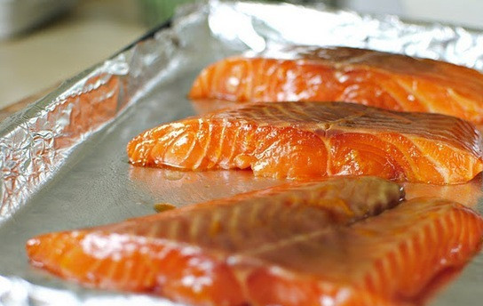 1. Этап. Салат с апельсиновым соусом: Противень застелите фольгой. И выложите на него лосось.