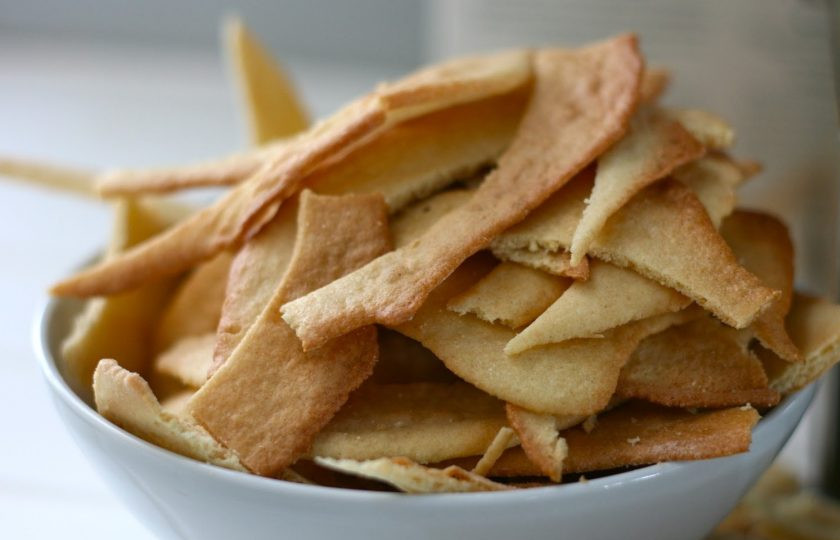 1. Этап. Корж для Медовика: 4. Соберите остатки коржей, но не выбрасывайте, они пригодятся для украшения.