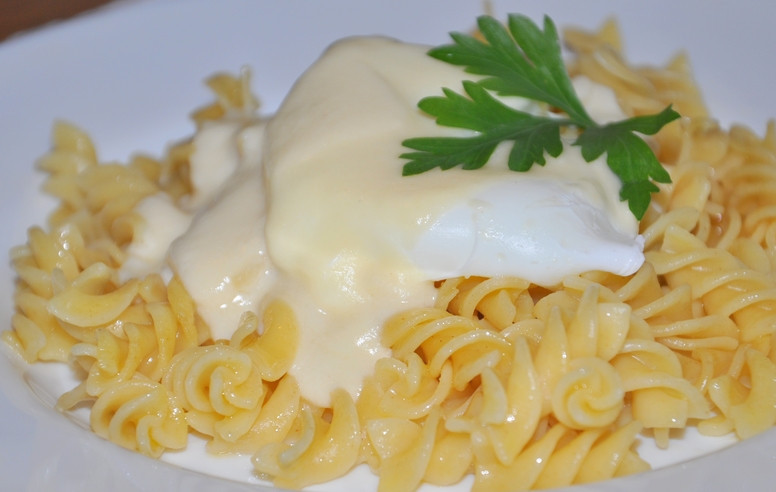 1. Этап. Паста с яйцом: Раскладываем пасту по тарелкам, каждую порцию украшаем яйцом-пашот и поливаем соусом бешамель. Приятного аппетита!