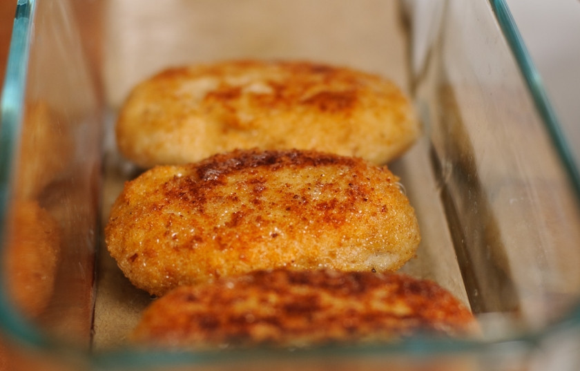 1. Этап. Куриные котлеты с плавленым сыром: 13. Выкладываем котлеты в форму для запекания, смазанную растительным маслом и отправляем в горячую духовку на 15 минут.