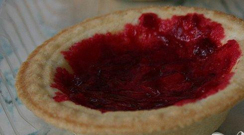 1. Этап. Холодные пирожные из вишни в тарталетках: 1. В первую очередь нам понадобится немного подтаявшая, замороженная вишня и небольшое количество сахара (должна оставаться небольшая кислинка). Засыпаем вишню в блендер и измельчаем, но до однородного состояния не доводим. Получившейся смесью намазываем стенки и дно у тарталеток.