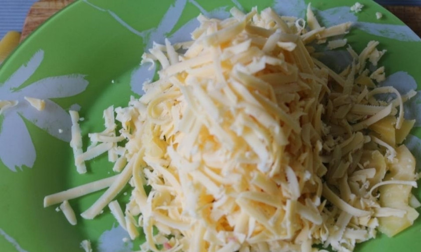 1. Этап. Рыба под сливочным соусом в духовке: 4. Натираю твердый сыр. Достаю рыбку из духовки, убираю фольгу и посыпаю сыром каждый кусочек, отправляю обратно на несколько минут в духовку.