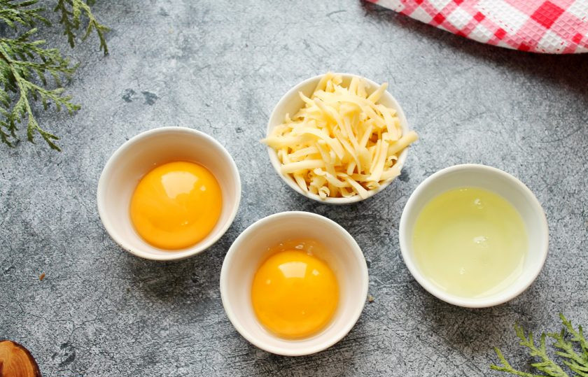 1. Этап. Яйца в пуховом гнезде: Яйца разделите на белки и желтки, желтки выложите по отдельности. Сыр натрите на крупной терке.