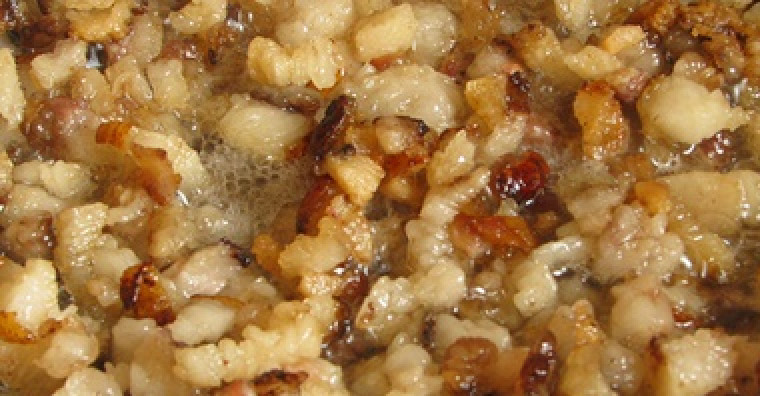 1. Этап. Домашняя кровяная колбаса: 1. Мясо отварим, готовое остужаем и режем мелко. В этом же бульоне отварим сечку. Жир, сало и репчатый лук нарубить на меленькие кусочки. Эти ингредиенты хорошо обжарить на сковороде.