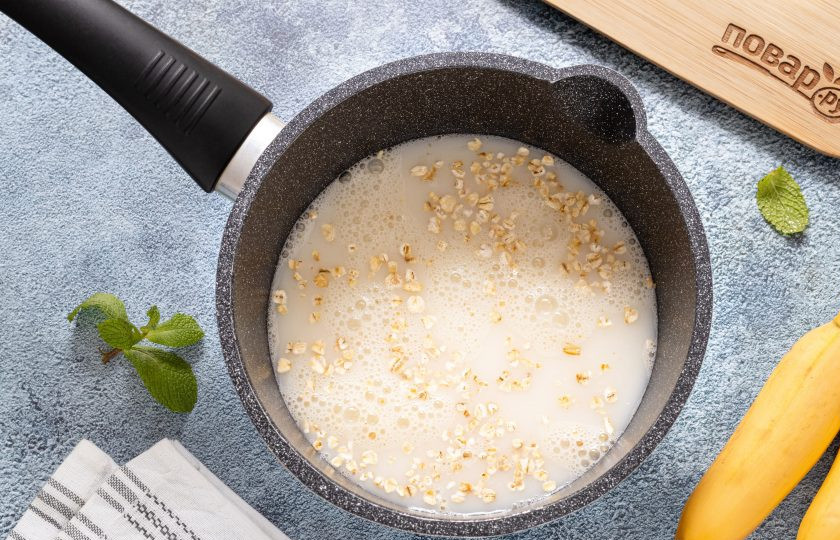 1. Этап. Овсянка с бананом и арахисовой пастой: Влейте воду и молоко.