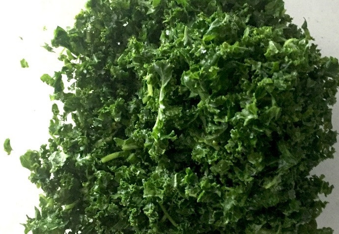 1. Этап. Салат Табуле с нутом: 2. Мелко нарубите капусту, петрушку и мяту.