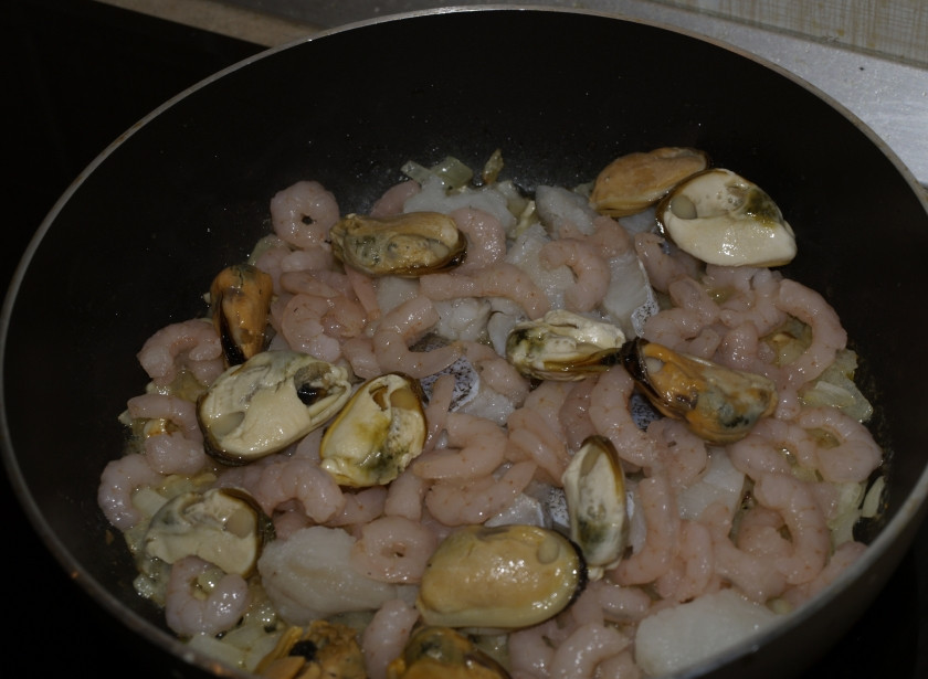 1. Этап. Чупе из морепродуктов по-чилийски: Добавить морепродукты. Рыбу и мясо краба порезать, если креветки и мидии не большие, можно положить их целиком.