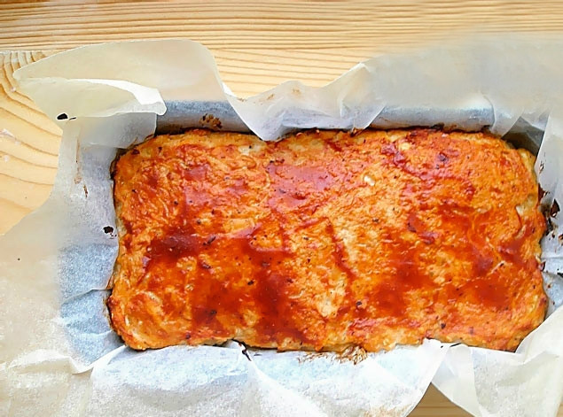 1. Этап. Мясной хлеб по-баварски: Ставим выпекать в духовку при 180 градусах на 40-50 минут до полной готовности. Мясной хлеб должен хорошенько запечься и покрыться сверху темной корочкой. Сразу из формы не вынимаем. Даем немного остыть.