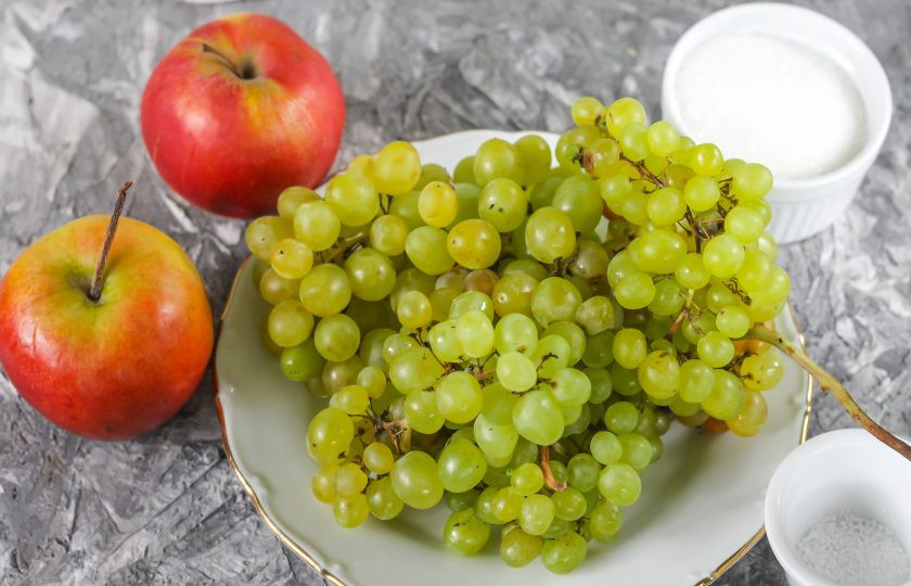 1. Этап. Компот из винограда с яблоками на зиму: Подготовьте указанные ингредиенты. Заранее вскипятите чайник с водой.