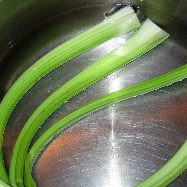 1. Этап. Баклажаны сациви с грецкими орехами: Сельдерей кладем в кипящую воду и варим 10-15 минут.