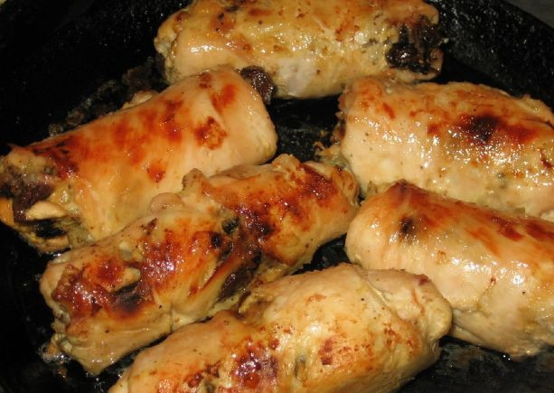 1. Этап. Куриные рулетики с начинкой из печени: Обжарьте рулетики на гриле или сковорде с обеих сторон до румяной корочки. Рулеты посыпьте цедрой лимона. Подавайте куриные рулеты с начинкой с отварным рисом, салатом из свежих овощей.