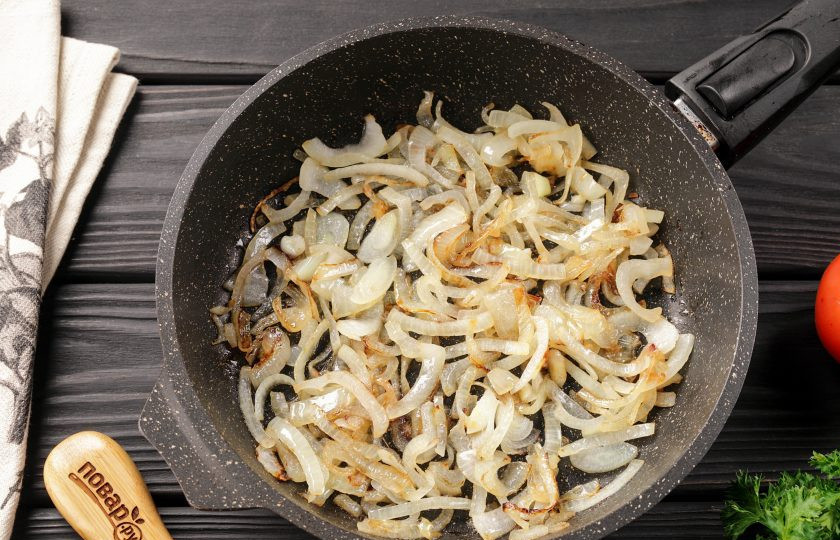 1. Этап. Шакшука с перцем: На разогретую сковороду с маслом выложите нарезанный перьями или полукольцами лук и обжарьте до золотистого цвета.