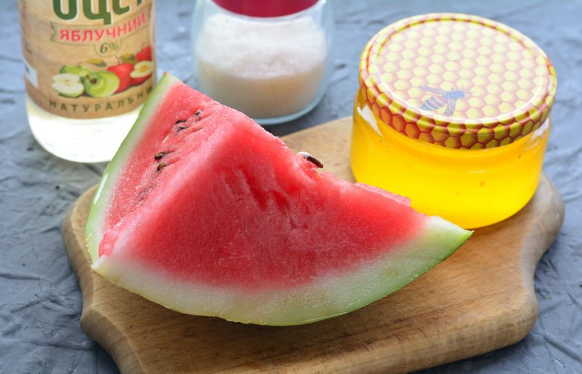 1. Этап. Арбузы маринованные с медом: Подготовьте все ингредиенты.