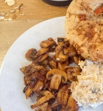 1. Этап. Грибы с чипотле и сельдереевым релишем: Подавать блюдо можно в двух видах. Как основное блюдо на обед, или на ужин с фокаччой и релишем на гарнир.