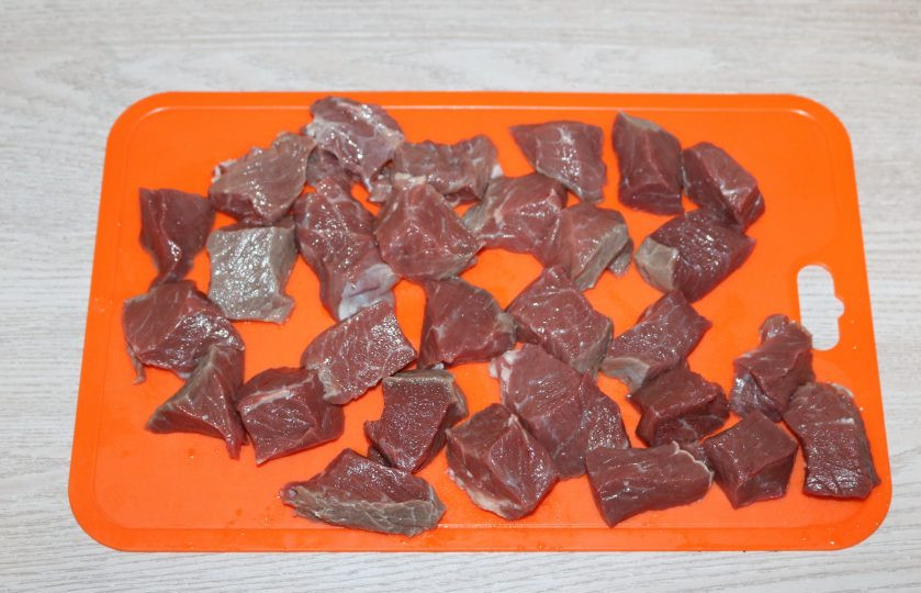 1. Этап. Басма: Говядину промойте, нарежьте крупными кусочками.