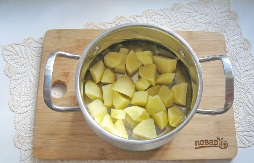 1. Этап. Суп-пюре из кабачков со сливками: Картофель очистите, помойте и нарежьте произвольно. Выложите в кастрюлю.
