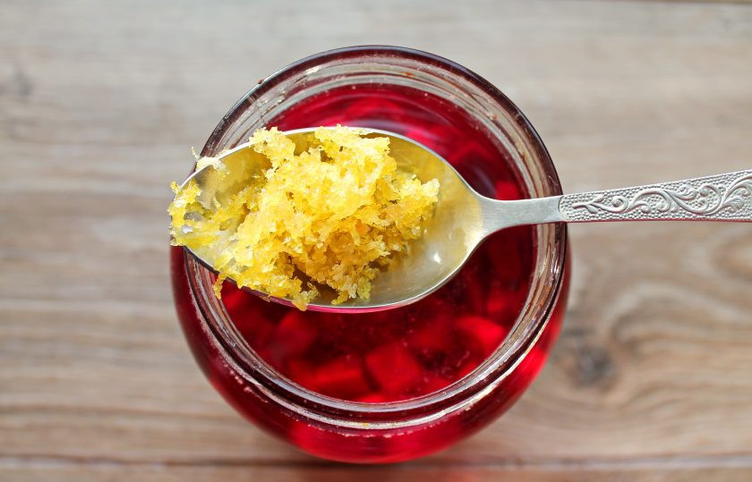 1. Этап. Свекольная настойка: Влейте в банку со свеклой водку и добавьте лимонную цедру, перемешайте.