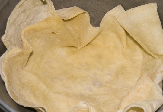 1. Этап. Плов азербайджанский с сухофруктами: Для начала нам необходимо отварить рис до полной его готовности. Теперь мы берем казан (без него никак) и выстилаем его дно лавашем. Казан ставим на маленький огонь.