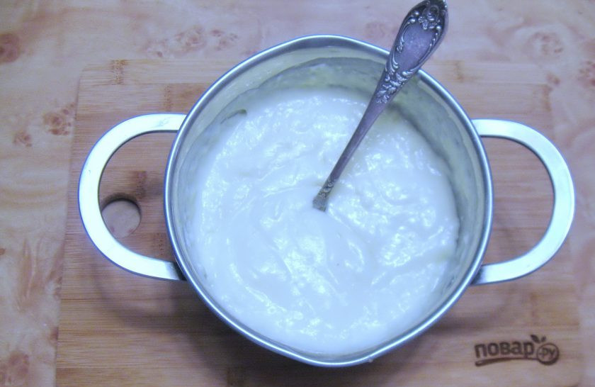 1. Этап. Яблочный пирог Фантазия: Молоко налейте в кастрюлю и поставьте на плиту. Когда оно начнет закипать, влейте смесь желтков, сахара и муки. Постоянно перемешивая, доведите крем до загустения. После накройте пищевой пленкой и охладите.