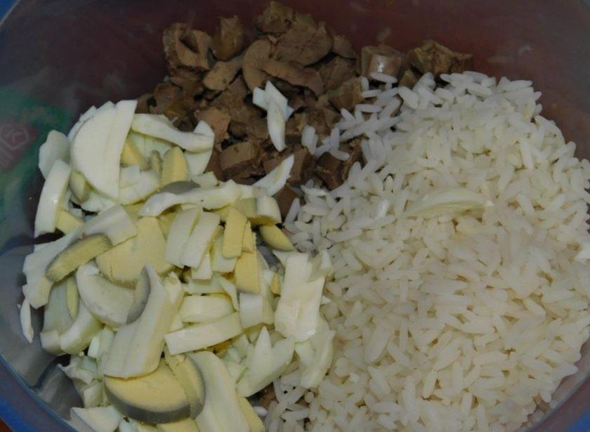 1. Этап. Салат с рисом и куриной печенью: Добавьте отварной рис и нарезанные яйца.