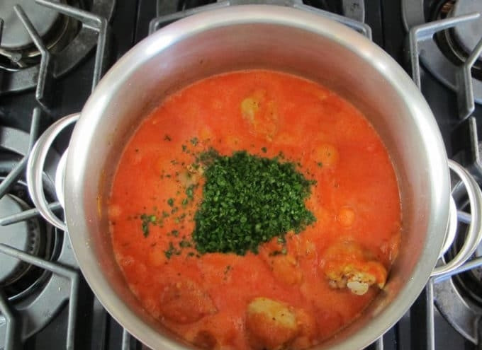 1. Этап. Паприкаш с курицей: 6. Потом в кастрюлю добавьте мелко нашинкованную петрушку, соль и перец. Доведите блюдо до кипения.